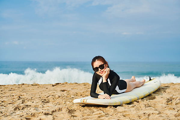 포토 JPG 주간 전신 구름 라이프스타일 여자 수영복 여유 엎드리기 스포츠 파도 바다 하늘 휴가 휴식 한명 20대 성인 취미 해변 야외 앞모습 여름 레포츠 청춘 선글라스 운동 턱괴기 한국인 서핑보드 서핑 익스트림스포츠 양양군 하조대해수욕장 성인여자한명만 액티비티 국내포토 자연요소 1 옷 계절 감정 안경 뷰포인트 컨셉 모션 레저 건강 사람 동양인 청년 생활 수상스포츠 보드_스포츠 해수욕장 강원도 양양 여자한명만 성인여자만 파일형식