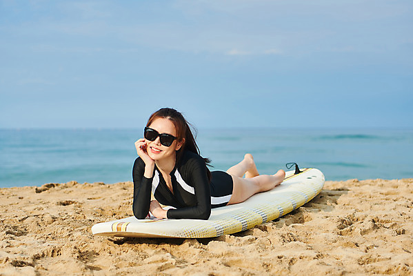 포토 JPG 주간 전신 구름 라이프스타일 여자 수영복 여유 엎드리기 스포츠 바다 하늘 휴가 휴식 한명 미소 20대 성인 취미 해변 야외 앞모습 여름 레포츠 청춘 선글라스 운동 턱괴기 한국인 서핑보드 서핑 익스트림스포츠 양양군 하조대해수욕장 성인여자한명만 액티비티 국내포토 자연요소 1 옷 계절 감정 안경 뷰포인트 컨셉 모션 레저 표정 건강 사람 동양인 청년 생활 수상스포츠 보드_스포츠 해수욕장 강원도 양양 여자한명만 성인여자만 파일형식