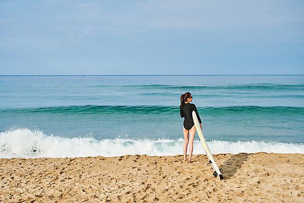 포토 JPG 주간 전신 구름 라이프스타일 여자 수영복 스포츠 바다 하늘 휴가 한명 서기 들기 20대 성인 취미 해변 야외 뒷모습 여름 레포츠 청춘 선글라스 운동 한국인 서핑보드 서핑 익스트림스포츠 양양군 하조대해수욕장 성인여자한명만 액티비티 국내포토 자연요소 1 옷 계절 안경 뷰포인트 컨셉 모션 레저 건강 사람 동양인 청년 생활 수상스포츠 보드_스포츠 해수욕장 강원도 양양 여자한명만 성인여자만 파일형식