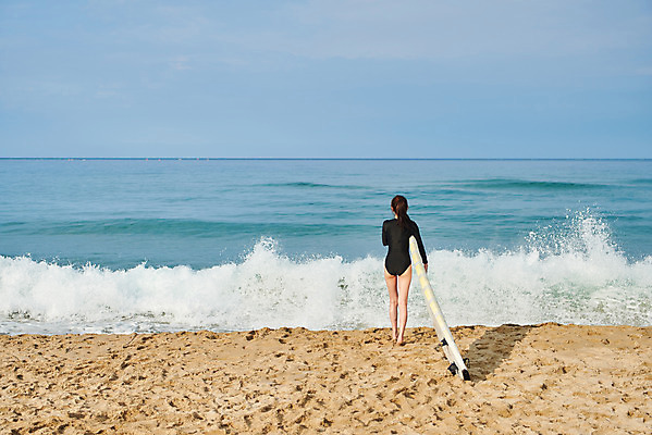 포토 JPG 주간 전신 구름 라이프스타일 여자 수영복 스포츠 바다 하늘 휴가 한명 서기 들기 20대 성인 취미 해변 야외 뒷모습 여름 레포츠 청춘 선글라스 운동 한국인 서핑보드 서핑 익스트림스포츠 양양군 하조대해수욕장 성인여자한명만 액티비티 국내포토 자연요소 1 옷 계절 안경 뷰포인트 컨셉 모션 레저 건강 사람 동양인 청년 생활 수상스포츠 보드_스포츠 해수욕장 강원도 양양 여자한명만 성인여자만 파일형식