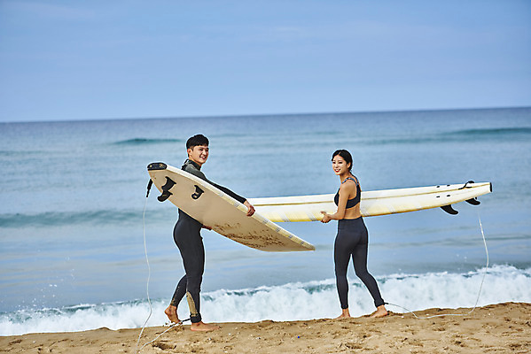 포토 JPG 주간 전신 라이프스타일 커플 여자 남자 수영복 스포츠 바다 휴가 건강 서기 미소 들기 20대 성인 취미 해변 야외 두명 뒷모습 여름 레포츠 청춘 운동 한국인 서핑보드 뒤돌아보기 서핑 익스트림스포츠 양양군 하조대해수욕장 성인만 액티비티 국내포토 자연요소 옷 계절 뷰포인트 컨셉 관계 모션 레저 표정 사람 동양인 청년 생활 수상스포츠 보드_스포츠 해수욕장 강원도 양양 파일형식