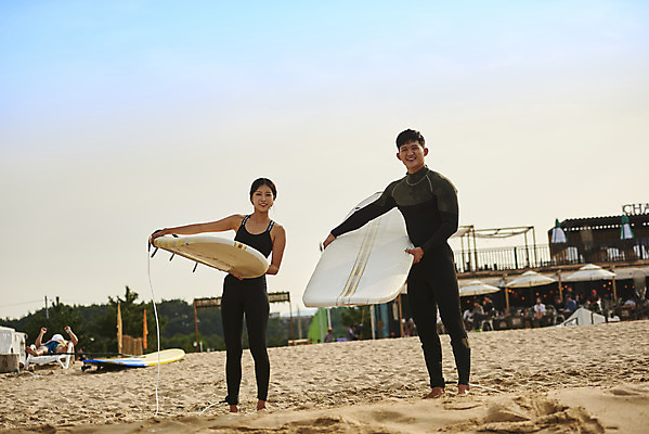 포토 JPG 주간 전신 라이프스타일 커플 여자 남자 수영복 스포츠 바다 휴가 건강 들기 20대 성인 취미 해변 야외 두명 앞모습 여름 레포츠 청춘 운동 걷기 한국인 서핑보드 서핑 익스트림스포츠 양양군 하조대해수욕장 성인만 액티비티 국내포토 자연요소 옷 계절 뷰포인트 컨셉 관계 모션 레저 사람 동양인 청년 생활 수상스포츠 보드_스포츠 해수욕장 강원도 양양 파일형식