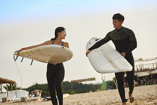 포토 JPG 주간 전신 라이프스타일 커플 여자 남자 수영복 스포츠 바다 휴가 건강 들기 상반신 20대 성인 취미 해변 야외 두명 앞모습 여름 레포츠 청춘 운동 마주보기 걷기 한국인 서핑보드 서핑 익스트림스포츠 양양군 하조대해수욕장 성인만 액티비티 국내포토 자연요소 옷 계절 뷰포인트 컨셉 관계 모션 레저 사람 동양인 청년 생활 수상스포츠 보드_스포츠 해수욕장 강원도 양양 파일형식