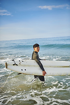 포토 JPG 주간 라이프스타일 응시 남자 수영복 스포츠 바다 맨라이프 휴가 한명 미소 들기 상반신 20대 성인 취미 해변 야외 옆모습 여름 레포츠 청춘 운동 걷기 한국인 서핑보드 서핑 익스트림스포츠 양양군 하조대해수욕장 성인남자한명만 액티비티 국내포토 자연요소 1 시선 옷 계절 뷰포인트 컨셉 모션 레저 표정 건강 사람 동양인 청년 생활 수상스포츠 보드_스포츠 해수욕장 강원도 양양 남자한명만 성인남자만 파일형식