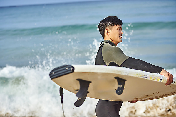 포토 JPG 주간 라이프스타일 응시 남자 수영복 스포츠 파도 바다 맨라이프 휴가 한명 들기 상반신 20대 성인 취미 해변 야외 옆모습 여름 레포츠 청춘 운동 걷기 한국인 서핑보드 서핑 익스트림스포츠 양양군 하조대해수욕장 성인남자한명만 액티비티 국내포토 자연요소 1 시선 옷 계절 뷰포인트 컨셉 모션 레저 건강 사람 동양인 청년 생활 수상스포츠 보드_스포츠 해수욕장 강원도 양양 남자한명만 성인남자만 파일형식