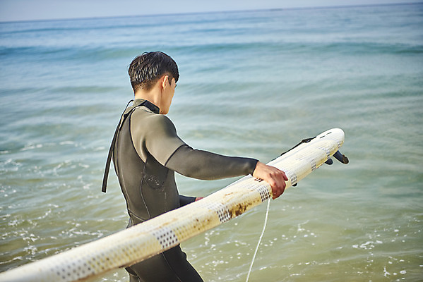 포토 JPG 주간 라이프스타일 남자 수영복 스포츠 바다 맨라이프 휴가 한명 들기 상반신 20대 성인 취미 해변 야외 옆모습 여름 레포츠 청춘 운동 걷기 한국인 서핑보드 서핑 익스트림스포츠 양양군 하조대해수욕장 성인남자한명만 액티비티 국내포토 자연요소 1 옷 계절 뷰포인트 컨셉 모션 레저 건강 사람 동양인 청년 생활 수상스포츠 보드_스포츠 해수욕장 강원도 양양 남자한명만 성인남자만 파일형식