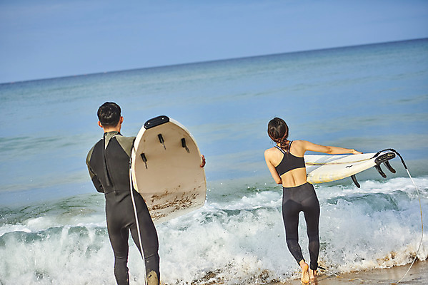 포토 JPG 주간 전신 라이프스타일 커플 여자 남자 수영복 스포츠 파도 바다 휴가 건강 들기 20대 성인 취미 해변 야외 두명 뒷모습 여름 레포츠 청춘 운동 걷기 한국인 서핑보드 서핑 익스트림스포츠 양양군 하조대해수욕장 성인만 액티비티 국내포토 자연요소 옷 계절 뷰포인트 컨셉 관계 모션 레저 사람 동양인 청년 생활 수상스포츠 보드_스포츠 해수욕장 강원도 양양 파일형식
