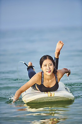 포토 JPG 주간 전신 라이프스타일 여자 수영복 엎드리기 스포츠 바다 휴가 한명 20대 성인 취미 해변 야외 앞모습 여름 레포츠 청춘 운동 한국인 서핑보드 서핑 익스트림스포츠 양양군 하조대해수욕장 성인여자한명만 액티비티 국내포토 자연요소 1 옷 계절 뷰포인트 컨셉 모션 레저 건강 사람 동양인 청년 생활 수상스포츠 보드 해수욕장 강원도 양양 여자한명만 성인여자만 파일형식 한국 인종 한자 여자만 성인만 문자 아시아 나라