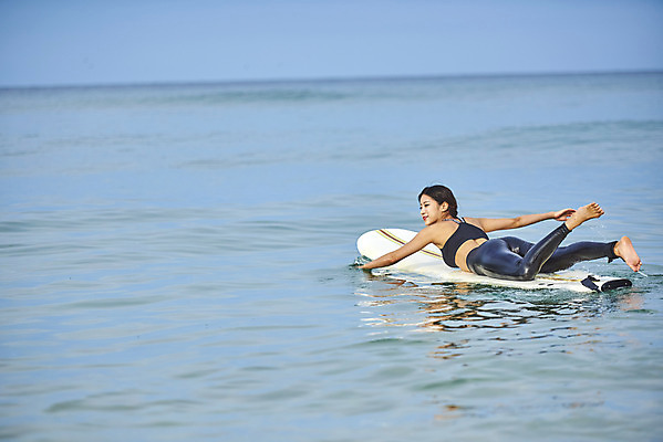포토 JPG 주간 전신 라이프스타일 여자 수영복 엎드리기 스포츠 바다 휴가 한명 20대 성인 취미 해변 야외 뒷모습 여름 레포츠 청춘 운동 한국인 서핑보드 서핑 익스트림스포츠 양양군 하조대해수욕장 성인여자한명만 액티비티 국내포토 자연요소 1 옷 계절 뷰포인트 컨셉 모션 레저 건강 사람 동양인 청년 생활 수상스포츠 보드_스포츠 해수욕장 강원도 양양 여자한명만 성인여자만 파일형식