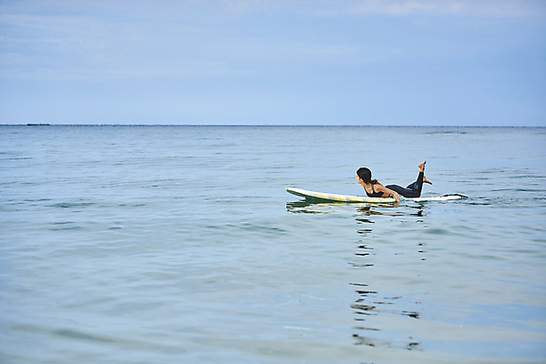 포토 JPG 주간 전신 라이프스타일 여자 수영복 엎드리기 스포츠 바다 휴가 한명 20대 성인 취미 해변 야외 옆모습 여름 레포츠 청춘 운동 한국인 서핑보드 서핑 익스트림스포츠 양양군 하조대해수욕장 성인여자한명만 액티비티 국내포토 자연요소 1 옷 계절 뷰포인트 컨셉 모션 레저 건강 사람 동양인 청년 생활 수상스포츠 보드_스포츠 해수욕장 강원도 양양 여자한명만 성인여자만 파일형식
