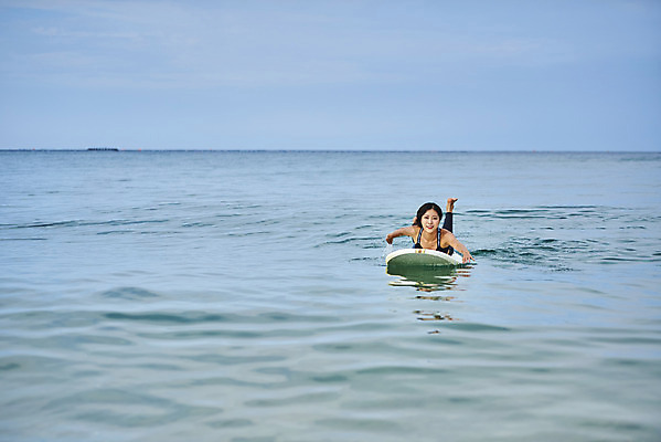 포토 JPG 주간 전신 라이프스타일 여자 수영복 엎드리기 스포츠 바다 휴가 한명 20대 성인 취미 해변 야외 앞모습 여름 레포츠 청춘 운동 한국인 서핑보드 서핑 익스트림스포츠 양양군 하조대해수욕장 성인여자한명만 액티비티 국내포토 자연요소 1 옷 계절 뷰포인트 컨셉 모션 레저 건강 사람 동양인 청년 생활 수상스포츠 보드_스포츠 해수욕장 강원도 양양 여자한명만 성인여자만 파일형식