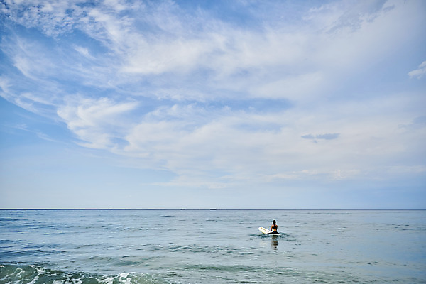 포토 JPG 주간 전신 라이프스타일 여자 수영복 스포츠 파도 바다 휴가 한명 앉기 20대 성인 취미 해변 야외 뒷모습 여름 레포츠 청춘 운동 한국인 서핑보드 서핑 익스트림스포츠 양양군 하조대해수욕장 성인여자한명만 액티비티 국내포토 자연요소 1 옷 계절 뷰포인트 컨셉 모션 레저 건강 사람 동양인 청년 생활 수상스포츠 보드_스포츠 해수욕장 강원도 양양 여자한명만 성인여자만 파일형식