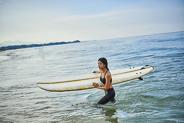 포토 JPG 주간 라이프스타일 여자 수영복 스포츠 바다 휴가 한명 서기 들기 상반신 20대 성인 취미 해변 야외 옆모습 여름 레포츠 청춘 운동 한국인 서핑보드 서핑 익스트림스포츠 양양군 하조대해수욕장 성인여자한명만 액티비티 국내포토 자연요소 1 옷 계절 뷰포인트 컨셉 모션 레저 건강 사람 동양인 청년 생활 수상스포츠 보드_스포츠 해수욕장 강원도 양양 여자한명만 성인여자만 파일형식