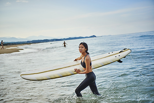포토 JPG 주간 전신 라이프스타일 여자 수영복 스포츠 바다 휴가 한명 들기 20대 성인 취미 해변 야외 옆모습 여름 레포츠 청춘 운동 걷기 한국인 서핑보드 서핑 익스트림스포츠 양양군 하조대해수욕장 성인여자한명만 액티비티 국내포토 자연요소 1 옷 계절 뷰포인트 컨셉 모션 레저 건강 사람 동양인 청년 생활 수상스포츠 보드_스포츠 해수욕장 강원도 양양 여자한명만 성인여자만 파일형식