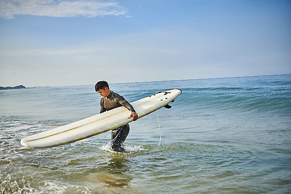 포토 JPG 주간 라이프스타일 남자 수영복 스포츠 바다 맨라이프 휴가 한명 들기 상반신 20대 성인 취미 해변 야외 옆모습 여름 레포츠 청춘 운동 걷기 한국인 서핑보드 서핑 익스트림스포츠 양양군 하조대해수욕장 성인남자한명만 액티비티 국내포토 자연요소 1 옷 계절 뷰포인트 컨셉 모션 레저 건강 사람 동양인 청년 생활 수상스포츠 보드_스포츠 해수욕장 강원도 양양 남자한명만 성인남자만 파일형식