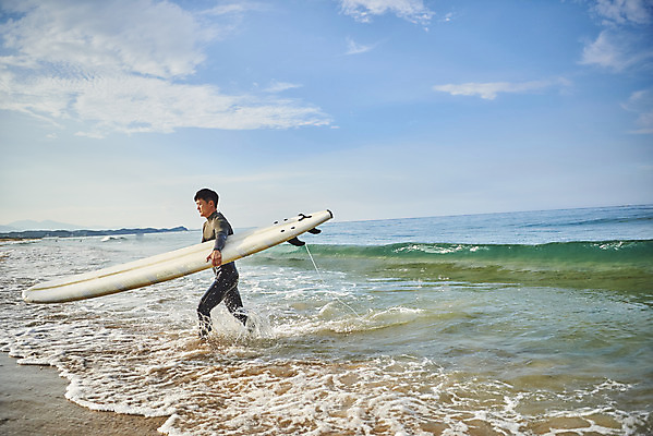 포토 JPG 주간 전신 라이프스타일 남자 수영복 스포츠 파도 바다 맨라이프 휴가 한명 들기 20대 성인 취미 해변 야외 옆모습 여름 레포츠 청춘 운동 걷기 한국인 서핑보드 서핑 익스트림스포츠 양양군 하조대해수욕장 성인남자한명만 액티비티 국내포토 자연요소 1 옷 계절 뷰포인트 컨셉 모션 레저 건강 사람 동양인 청년 생활 수상스포츠 보드_스포츠 해수욕장 강원도 양양 남자한명만 성인남자만 파일형식