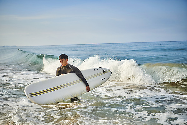포토 JPG 주간 전신 라이프스타일 남자 수영복 스포츠 파도 바다 맨라이프 휴가 한명 들기 20대 성인 취미 해변 야외 옆모습 여름 레포츠 청춘 운동 걷기 한국인 서핑보드 서핑 익스트림스포츠 양양군 하조대해수욕장 성인남자한명만 액티비티 국내포토 자연요소 1 옷 계절 뷰포인트 컨셉 모션 레저 건강 사람 동양인 청년 생활 수상스포츠 보드_스포츠 해수욕장 강원도 양양 남자한명만 성인남자만 파일형식