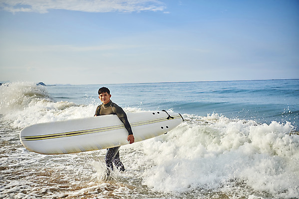 포토 JPG 주간 전신 라이프스타일 남자 수영복 스포츠 파도 바다 맨라이프 휴가 한명 들기 20대 성인 취미 해변 야외 옆모습 여름 레포츠 청춘 운동 걷기 한국인 서핑보드 서핑 익스트림스포츠 양양군 하조대해수욕장 성인남자한명만 액티비티 국내포토 자연요소 1 옷 계절 뷰포인트 컨셉 모션 레저 건강 사람 동양인 청년 생활 수상스포츠 보드_스포츠 해수욕장 강원도 양양 남자한명만 성인남자만 파일형식