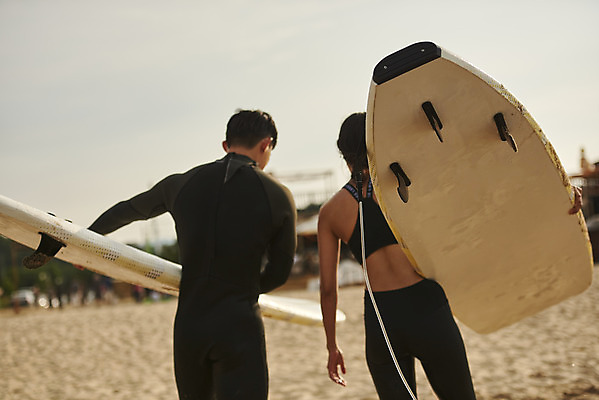 포토 JPG 주간 라이프스타일 커플 여자 남자 수영복 스포츠 바다 휴가 건강 들기 상반신 20대 성인 취미 해변 야외 두명 뒷모습 여름 레포츠 청춘 운동 걷기 한국인 서핑보드 서핑 익스트림스포츠 양양군 하조대해수욕장 성인만 액티비티 국내포토 자연요소 옷 계절 뷰포인트 컨셉 관계 모션 레저 사람 동양인 청년 생활 수상스포츠 보드_스포츠 해수욕장 강원도 양양 파일형식