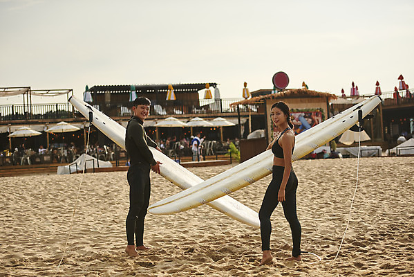 포토 JPG 주간 전신 라이프스타일 커플 여자 남자 수영복 스포츠 바다 휴가 건강 서기 들기 20대 성인 취미 해변 야외 두명 옆모습 뒷모습 여름 레포츠 청춘 운동 한국인 서핑보드 뒤돌아보기 서핑 익스트림스포츠 양양군 하조대해수욕장 성인만 액티비티 국내포토 자연요소 옷 계절 뷰포인트 컨셉 관계 모션 레저 사람 동양인 청년 생활 수상스포츠 보드_스포츠 해수욕장 강원도 양양 파일형식