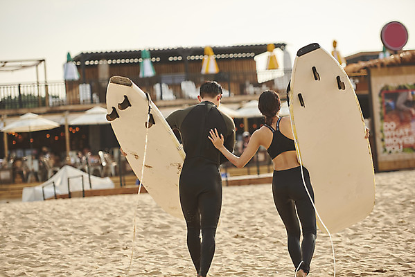 포토 JPG 주간 전신 라이프스타일 커플 여자 남자 수영복 스포츠 바다 휴가 건강 들기 20대 성인 취미 해변 야외 두명 뒷모습 여름 레포츠 청춘 운동 걷기 한국인 서핑보드 서핑 익스트림스포츠 양양군 하조대해수욕장 성인만 액티비티 국내포토 자연요소 옷 계절 뷰포인트 컨셉 관계 모션 레저 사람 동양인 청년 생활 수상스포츠 보드_스포츠 해수욕장 강원도 양양 파일형식