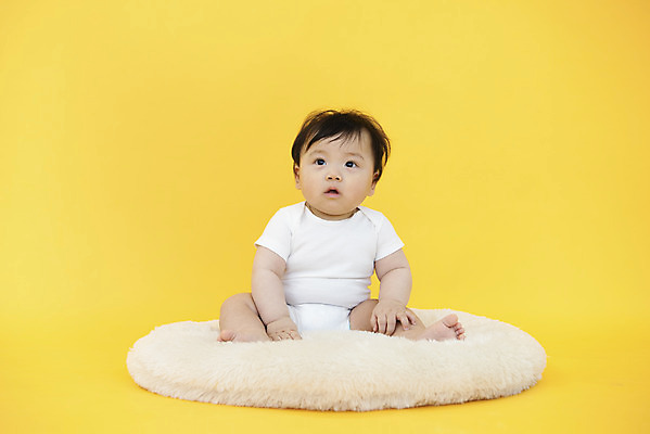 포토 JPG 스튜디오촬영 전신 응시 남자 생명 실내 방석 한명 사람 앉기 앞모습 귀여움 한국인 육아 성장 아기 보호 즐거움 기저귀 노란배경 천진난만 남자아기한명만 국내포토 1 시선 감정 뷰포인트 백그라운드 컨셉 모션 동양인 내부 노란색 아기용품 남자한명만 남자아기만 파일형식