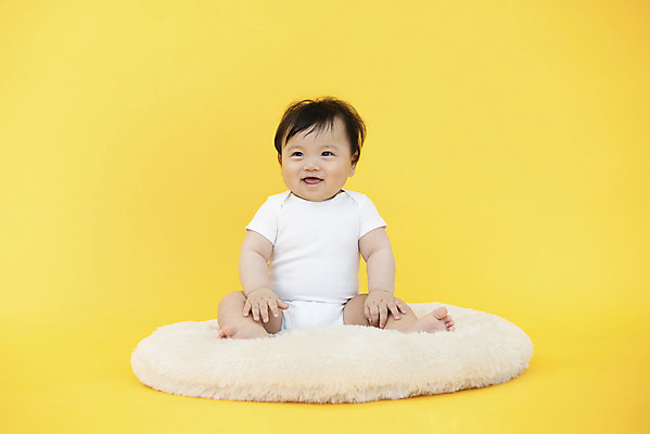포토 JPG 스튜디오촬영 전신 응시 남자 생명 실내 방석 한명 미소 사람 앉기 앞모습 귀여움 한국인 육아 성장 아기 보호 즐거움 기저귀 노란배경 천진난만 남자아기한명만 국내포토 1 시선 감정 뷰포인트 백그라운드 컨셉 모션 표정 동양인 내부 노란색 아기용품 남자한명만 남자아기만 파일형식