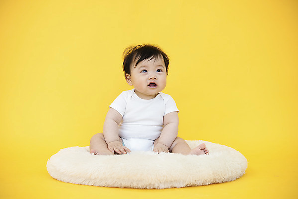 포토 JPG 스튜디오촬영 전신 응시 남자 생명 실내 방석 한명 미소 사람 앉기 앞모습 귀여움 한국인 육아 성장 아기 보호 즐거움 기저귀 노란배경 천진난만 남자아기한명만 국내포토 1 시선 감정 뷰포인트 백그라운드 컨셉 모션 표정 동양인 내부 노란색 아기용품 남자한명만 남자아기만 파일형식