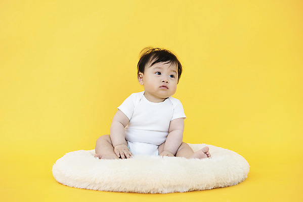 포토 JPG 스튜디오촬영 전신 응시 남자 생명 실내 방석 한명 사람 앉기 앞모습 귀여움 한국인 육아 성장 아기 보호 즐거움 기저귀 노란배경 천진난만 남자아기한명만 국내포토 1 시선 감정 뷰포인트 백그라운드 컨셉 모션 동양인 내부 노란색 아기용품 남자한명만 남자아기만 파일형식