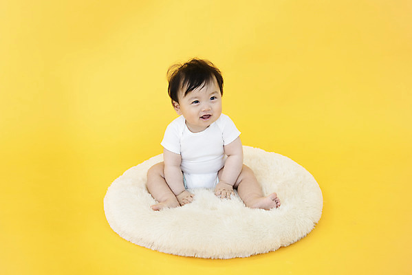 포토 JPG 스튜디오촬영 전신 응시 남자 생명 실내 방석 한명 미소 사람 앉기 앞모습 하이앵글 귀여움 한국인 육아 성장 아기 보호 즐거움 기저귀 노란배경 천진난만 남자아기한명만 국내포토 1 시선 감정 뷰포인트 백그라운드 컨셉 모션 표정 동양인 내부 노란색 아기용품 남자한명만 남자아기만 파일형식