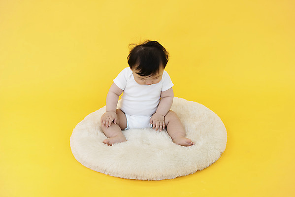 포토 JPG 스튜디오촬영 전신 응시 남자 생명 실내 방석 한명 사람 앉기 앞모습 하이앵글 귀여움 한국인 육아 성장 아기 보호 즐거움 기저귀 노란배경 천진난만 남자아기한명만 국내포토 1 시선 감정 뷰포인트 백그라운드 컨셉 모션 동양인 내부 노란색 아기용품 남자한명만 남자아기만 파일형식