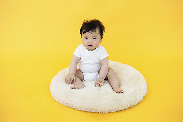 포토 JPG 스튜디오촬영 전신 응시 남자 생명 실내 방석 한명 사람 앉기 앞모습 하이앵글 귀여움 한국인 육아 성장 아기 보호 즐거움 기저귀 노란배경 천진난만 남자아기한명만 국내포토 1 시선 감정 뷰포인트 백그라운드 컨셉 모션 동양인 내부 노란색 아기용품 남자한명만 남자아기만 파일형식