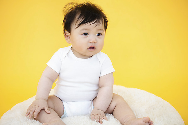 포토 JPG 스튜디오촬영 전신 응시 남자 생명 실내 방석 한명 사람 앉기 앞모습 귀여움 한국인 육아 성장 아기 보호 즐거움 기저귀 노란배경 천진난만 남자아기한명만 국내포토 1 시선 감정 뷰포인트 백그라운드 컨셉 모션 동양인 내부 노란색 아기용품 남자한명만 남자아기만 파일형식