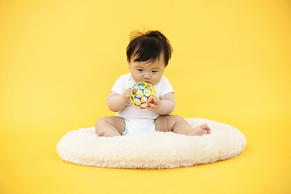 포토 JPG 스튜디오촬영 전신 남자 공 생명 실내 방석 한명 들기 사람 앉기 앞모습 장난감 귀여움 아기용품 한국인 육아 성장 아기 보호 즐거움 기저귀 노란배경 천진난만 남자아기한명만 국내포토 1 감정 뷰포인트 백그라운드 컨셉 모션 동양인 내부 노란색 오브젝트 남자한명만 남자아기만 파일형식