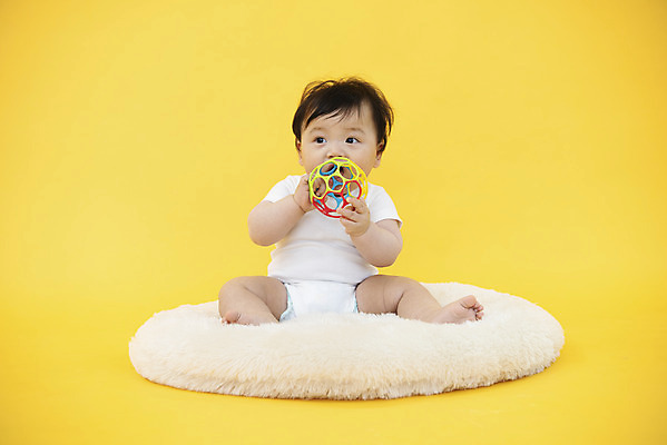 포토 JPG 스튜디오촬영 전신 남자 공 생명 실내 방석 한명 들기 사람 앉기 앞모습 장난감 귀여움 아기용품 한국인 육아 성장 아기 보호 즐거움 기저귀 노란배경 천진난만 남자아기한명만 국내포토 1 감정 뷰포인트 백그라운드 컨셉 모션 동양인 내부 노란색 오브젝트 남자한명만 남자아기만 파일형식