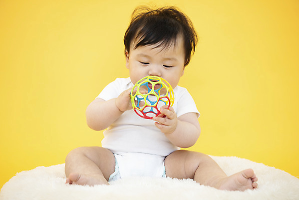 포토 JPG 스튜디오촬영 전신 남자 공 생명 실내 방석 한명 들기 사람 앉기 앞모습 장난감 귀여움 아기용품 한국인 육아 성장 아기 보호 즐거움 기저귀 노란배경 천진난만 남자아기한명만 국내포토 1 감정 뷰포인트 백그라운드 컨셉 모션 동양인 내부 노란색 오브젝트 남자한명만 남자아기만 파일형식