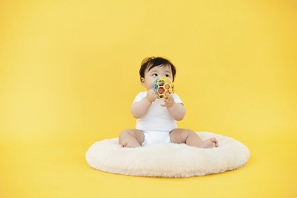 포토 JPG 스튜디오촬영 전신 남자 공 생명 실내 방석 한명 들기 사람 앉기 앞모습 장난감 귀여움 아기용품 한국인 육아 성장 아기 보호 즐거움 기저귀 노란배경 천진난만 남자아기한명만 국내포토 1 감정 뷰포인트 백그라운드 컨셉 모션 동양인 내부 노란색 오브젝트 남자한명만 남자아기만 파일형식
