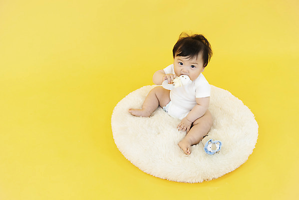 포토 JPG 스튜디오촬영 전신 남자 생명 실내 방석 한명 들기 사람 앉기 앞모습 귀여움 아기용품 한국인 육아 성장 아기 보호 물기 즐거움 기저귀 딸랑이 노란배경 천진난만 남자아기한명만 국내포토 1 감정 뷰포인트 백그라운드 컨셉 모션 동양인 내부 노란색 오브젝트 남자한명만 남자아기만 파일형식