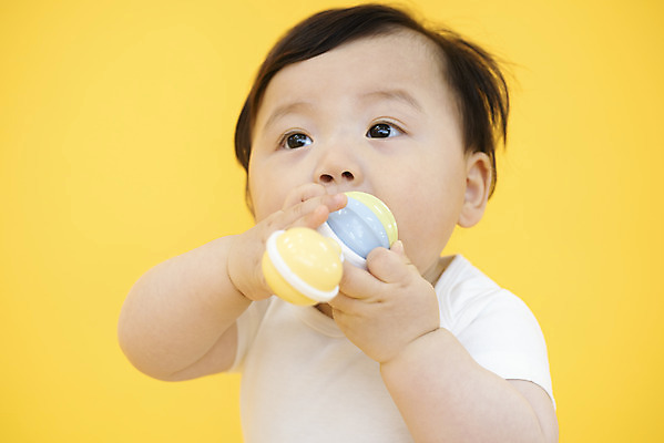포토 JPG 스튜디오촬영 남자 생명 실내 한명 들기 사람 앉기 상반신 앞모습 귀여움 아기용품 한국인 육아 성장 아기 보호 물기 즐거움 딸랑이 노란배경 천진난만 남자아기한명만 국내포토 1 감정 뷰포인트 백그라운드 컨셉 모션 동양인 내부 노란색 오브젝트 남자한명만 남자아기만 파일형식