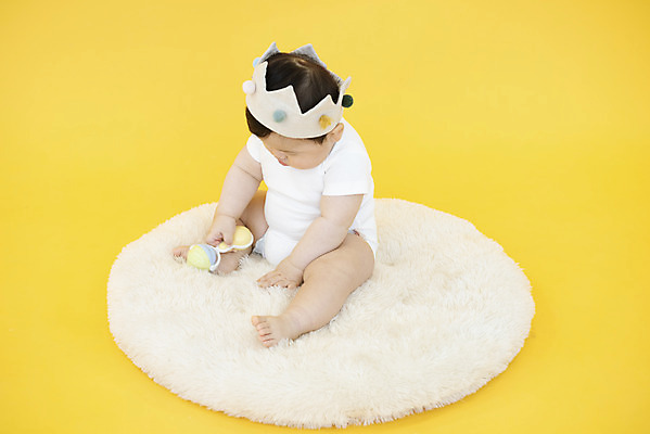 포토 JPG 스튜디오촬영 전신 남자 생명 왕관 실내 방석 한명 들기 사람 앉기 앞모습 하이앵글 귀여움 아기용품 한국인 육아 성장 아기 보호 즐거움 기저귀 딸랑이 노란배경 천진난만 남자아기한명만 국내포토 1 감정 뷰포인트 백그라운드 컨셉 모션 동양인 내부 노란색 오브젝트 남자한명만 남자아기만 파일형식