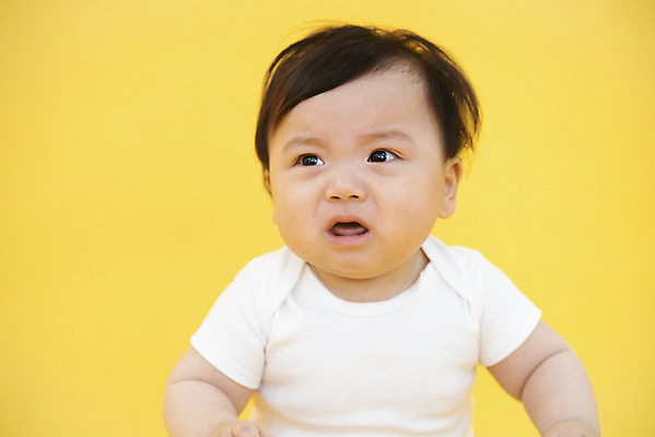 포토 JPG 스튜디오촬영 남자 생명 실내 한명 사람 앉기 상반신 앞모습 귀여움 한국인 육아 슬픔 성장 아기 보호 눈물 노란배경 서러움 남자아기한명만 국내포토 1 감정 뷰포인트 백그라운드 컨셉 모션 동양인 내부 노란색 남자한명만 남자아기만 파일형식