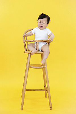 포토 JPG 스튜디오촬영 전신 남자 생명 실내 한명 사람 앉기 앞모습 귀여움 한국인 육아 슬픔 성장 아기 보호 눈물 기저귀 노란배경 서러움 아기의자 남자아기한명만 불편함 국내포토 1 감정 뷰포인트 백그라운드 컨셉 의자 모션 동양인 내부 노란색 아기용품 감각 남자한명만 남자아기만 파일형식