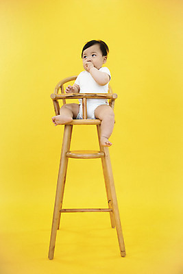 포토 JPG 스튜디오촬영 전신 응시 남자 생명 실내 한명 사람 앉기 앞모습 귀여움 한국인 육아 성장 아기 보호 즐거움 기저귀 노란배경 아기의자 천진난만 남자아기한명만 국내포토 1 시선 감정 뷰포인트 백그라운드 컨셉 의자 모션 동양인 내부 노란색 아기용품 남자한명만 남자아기만 파일형식