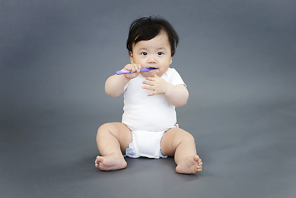 포토 JPG 스튜디오촬영 전신 남자 회색배경 생명 실내 한명 사람 앉기 앞모습 귀여움 숟가락 한국인 육아 성장 아기 보호 물기 즐거움 기저귀 천진난만 남자아기한명만 국내포토 1 감정 뷰포인트 백그라운드 컨셉 모션 수저 동양인 내부 회색 아기용품 남자한명만 남자아기만 파일형식