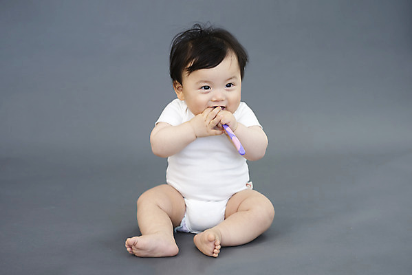 포토 JPG 스튜디오촬영 전신 남자 회색배경 생명 실내 한명 사람 앉기 앞모습 귀여움 숟가락 한국인 육아 성장 아기 보호 물기 즐거움 기저귀 천진난만 남자아기한명만 국내포토 1 감정 뷰포인트 백그라운드 컨셉 모션 수저 동양인 내부 회색 아기용품 남자한명만 남자아기만 파일형식