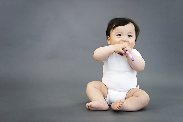 포토 JPG 스튜디오촬영 전신 남자 회색배경 생명 실내 한명 사람 앉기 앞모습 귀여움 숟가락 한국인 육아 성장 아기 보호 물기 즐거움 기저귀 천진난만 남자아기한명만 국내포토 1 감정 뷰포인트 백그라운드 컨셉 모션 수저 동양인 내부 회색 아기용품 남자한명만 남자아기만 파일형식