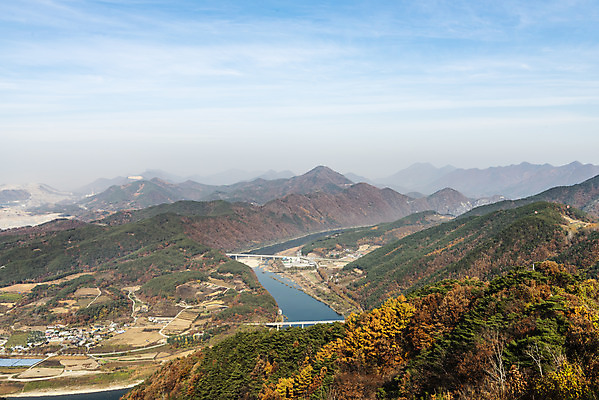 포토 JPG 주간 여행 단풍 자연 하늘 단풍나무 산 풍경 사람없음 야외 강 가을풍경 가을 가을여행 국내여행 단양 국내포토 자연요소 나무 계절 잎 생태계 충청북도 파일형식 가을_계절