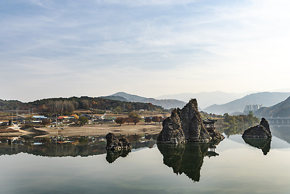 포토 JPG 주간 구름 여행 자연 하늘 풍경 사람없음 야외 강 반사 가을풍경 문화재 가을 바위 가을여행 국내여행 단양 도담삼봉 국내포토 자연요소 계절 관광지 돌_바위 생태계 충청북도 파일형식 가을_계절