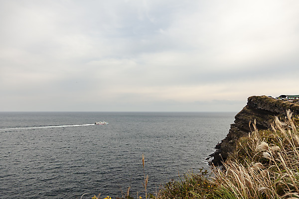 포토 JPG 주간 구름 바다 여행 자연 하늘 풍경 사람없음 야외 제주도 가을풍경 절벽 가을 바위 유람선 가을여행 국내여행 국내포토 자연요소 계절 배_교통 한국 돌_바위 생태계 파일형식 가을_계절