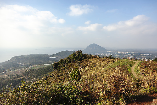 포토 JPG 주간 구름 여행 자연 하늘 풍경 사람없음 야외 제주도 가을풍경 가을 가을여행 국내여행 군산오름 국내포토 자연요소 계절 한국 생태계 오름 서귀포 파일형식 가을_계절